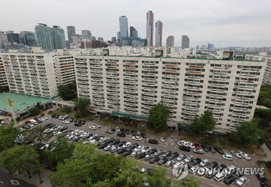 재건축 추진 중인 서울 여의도의 한 아파트 단지 전경.